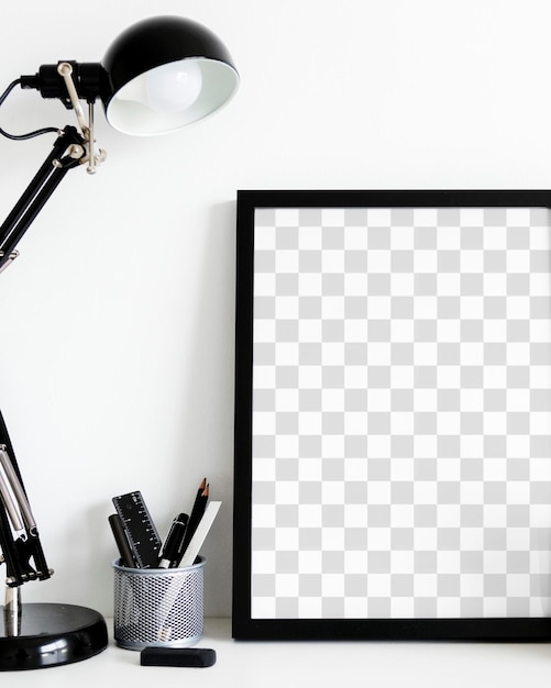 Czarna ramka zdjęć png mockup na białym biurku