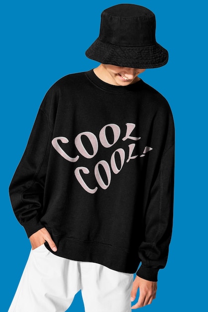 Czarny sweter mockup psd z COOL typografii zimowej odzieży strzelać