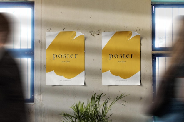 Czysta minimalna makieta plakatowa na tle kawiarni z przepustką dla 2 osób i rośliną