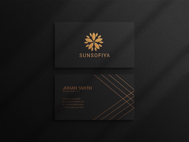 Biglietto da visita scuro con elegante logo in lamina d'oro mockup