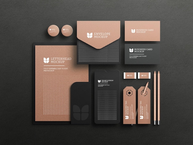 Set di cancelleria scuro con mockup di carta kraft