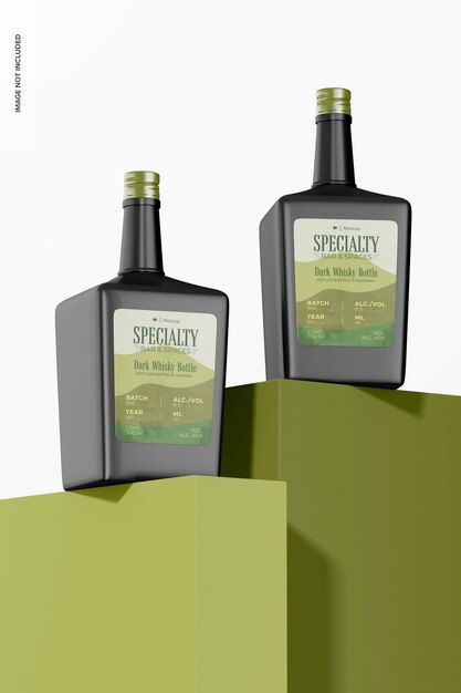 PSD mockup di bottiglie di whisky scuro sui podi