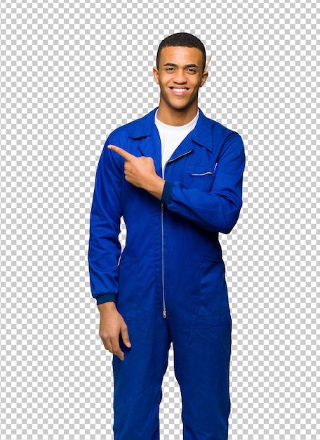 De jonge mens die van de afro Amerikaanse arbeider aan de kant richten om een product te voorstellen