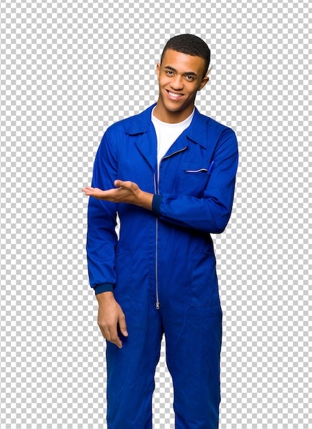 De jonge mens die van de afro Amerikaanse arbeider een idee voorstellen terwijl het kijken naar naar het glimlachen
