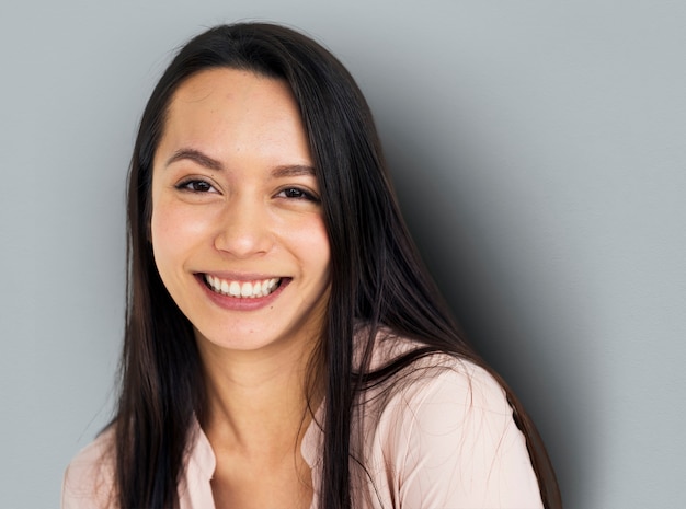 De studioconcept van het vrouwen vrolijk portret