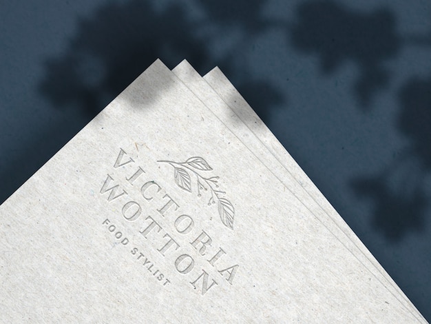 Mockup logo inciso su carta riciclata