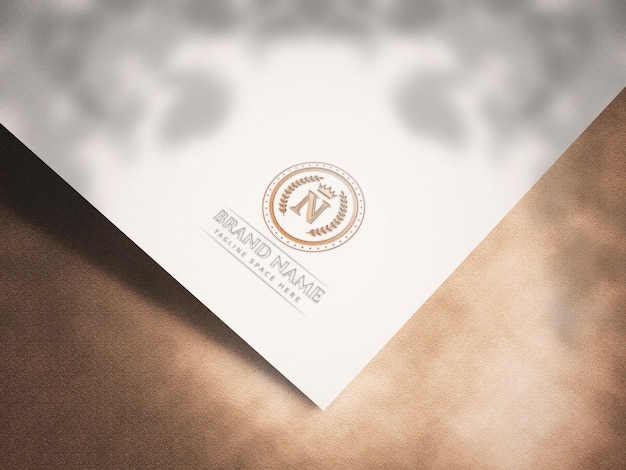 Mockup logo impresso su carta bianca tagliata