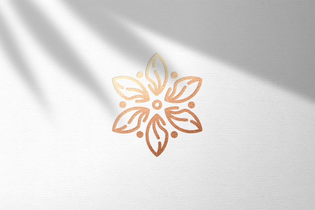 PSD mockup logo impresso su carta bianca con lamina di bronzo