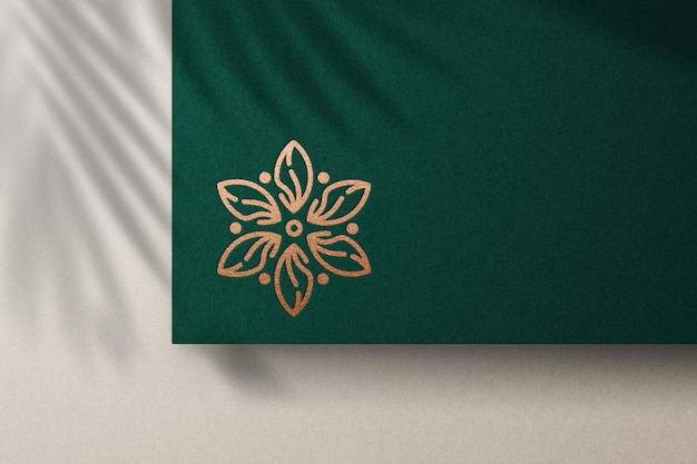 PSD mockup logo impresso con lamina di bronzo su carta verde