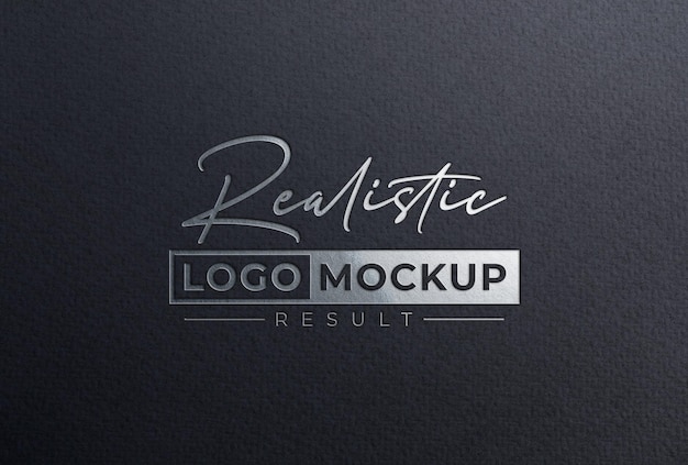 Mockup con logo stampato in lamina d'argento incisa su carta ruvida nera