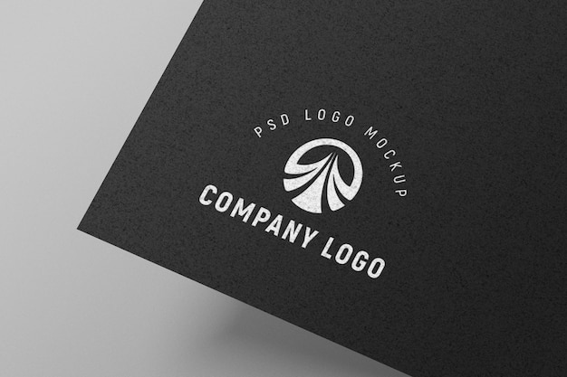 Mockup logo bianco impresso su carta nera