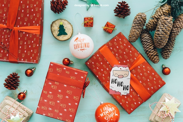 Mockup decorativo di natale con le scatole presenti