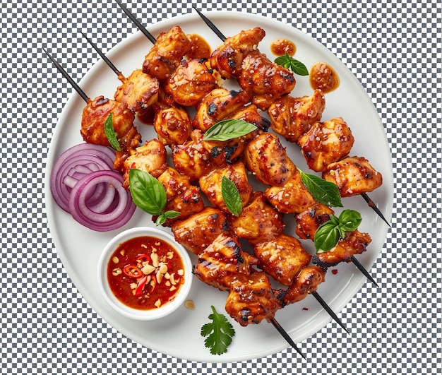 맛있는 치킨 사타이가 투명한 배경에 고립되어 있습니다.