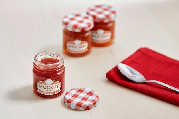 Deliziosa marmellata in vasetto di vetro con etichetta