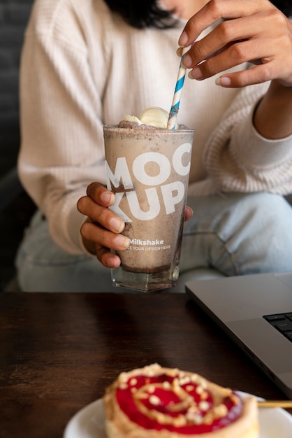 PSD delizioso mockup di tazza di frappè