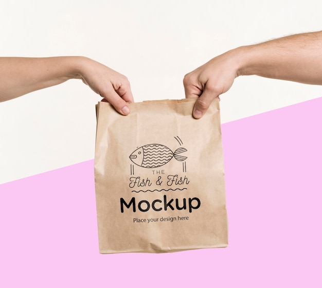 Uomo di consegna che consegna un sacchetto di cibo a un cliente con mock-up