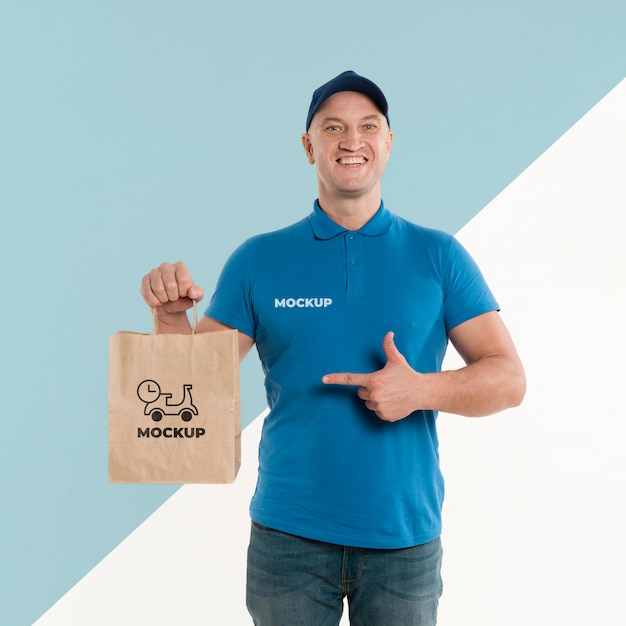 PSD delivery man pointing to a shopping bag