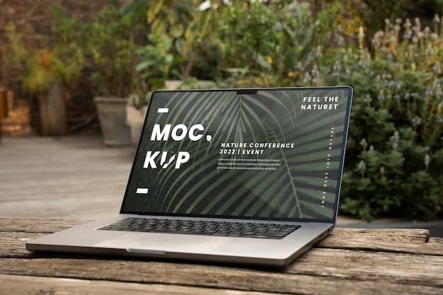 PSD mockup del dispositivo sul patio con piante