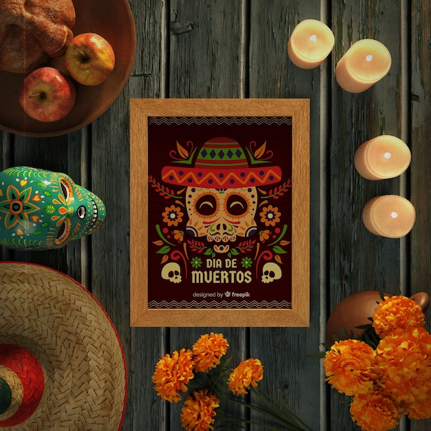 Crani del dia de muertos con il sombrero sulla vista superiore del fondo di legno