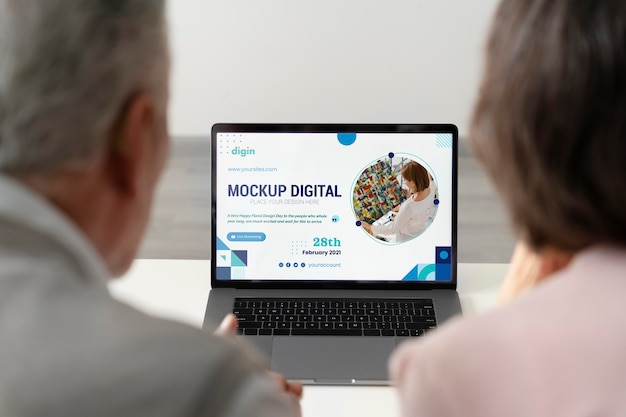 Digitaal seniorenconcept met apparaatmodel