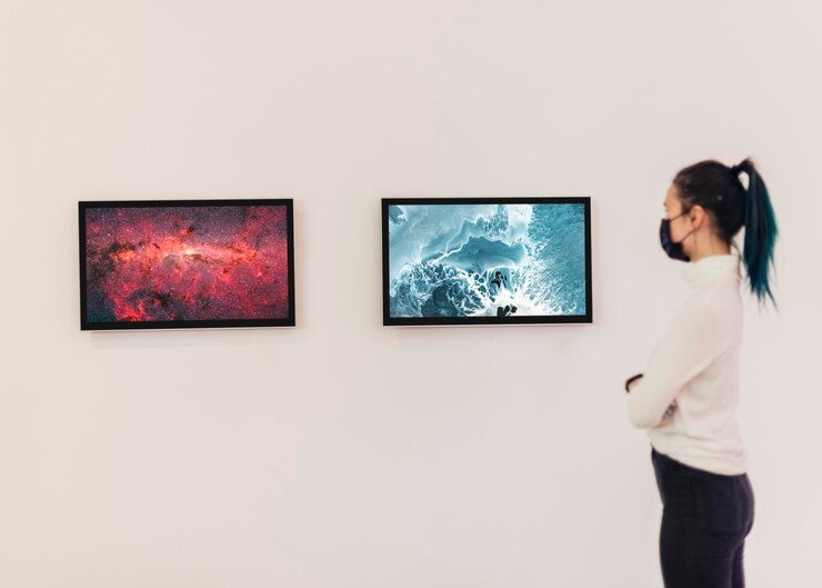 PSD digital artwork screen mockup psd on a gallery wall