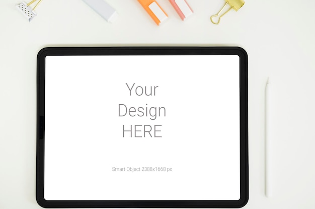 PSD オフィスの作業台のデジタルタブレットのモックアップ。