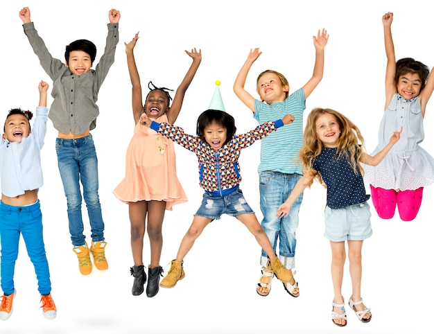 Diverse groep kinderen springen en plezier hebben