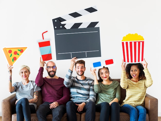 Diverse persone con icone di film