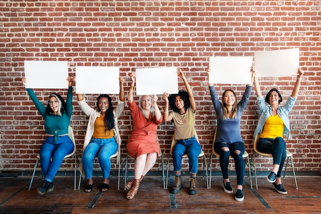 PSD diverse vrouwen die een leeg affichesjabloon tonen