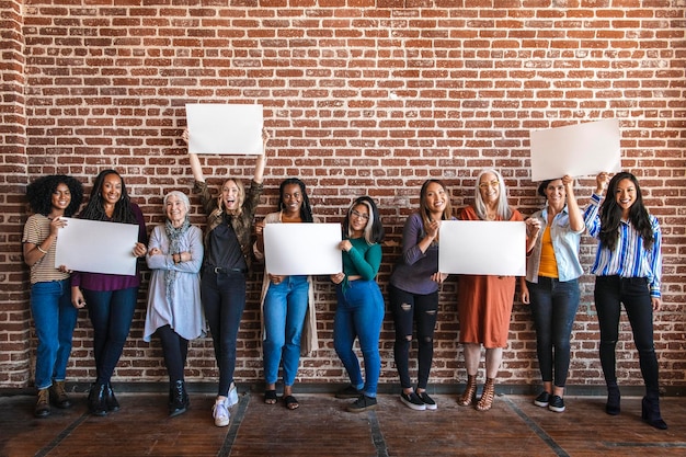 Diverse vrouwen tonen blanke posters sjabloon