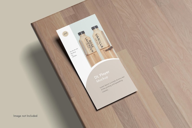 Dl flyer mockup на столе