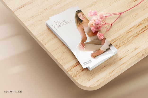 Mockup di tavolo in legno dl flyers psd modificabile