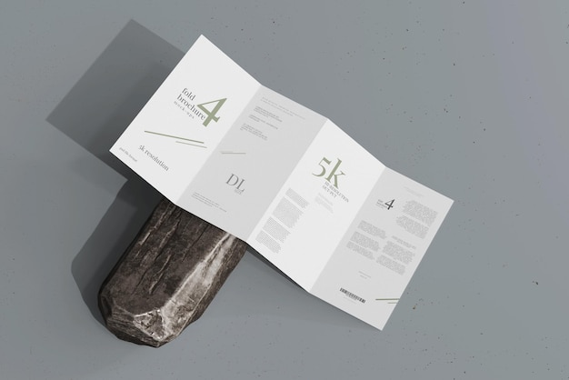 Mockup di brochure a quattro pieghe formato dl