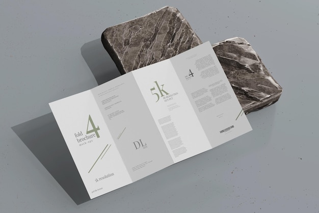 Mockup di brochure a quattro pieghe formato dl