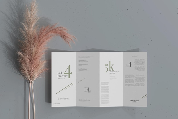 Mockup di brochure a quattro pieghe formato dl