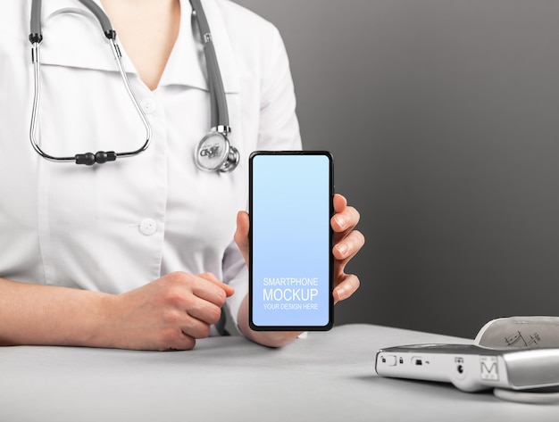 PSD 携帯電話の画面を手に持つ医師の手 医療用スマートフォンのモックアップ