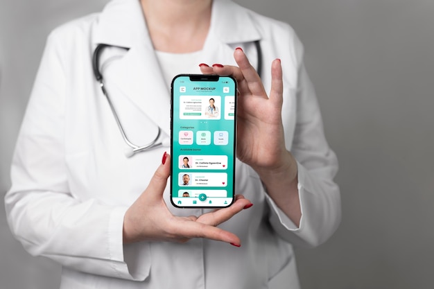 Medico che tiene la vista frontale dello smartphone