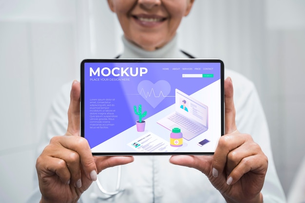 PSD medico tenendo il tablet mock-up