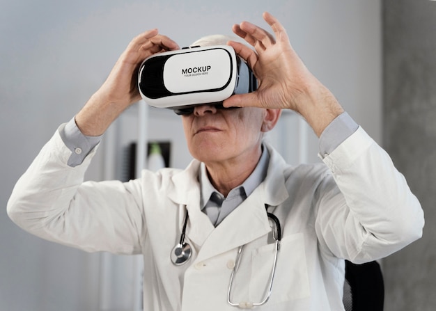 VRメガネのモックアップを着ている医師