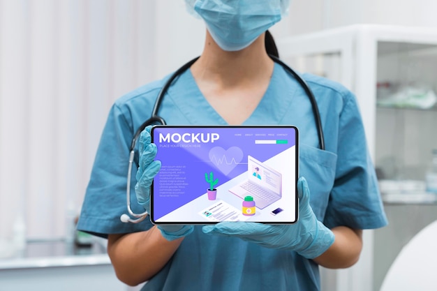 PSD medico con maschera facciale tenendo tablet mock-up