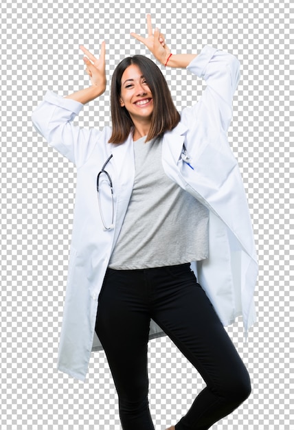 La donna del medico con lo stetoscopio fa l'emozione facciale divertente e pazza