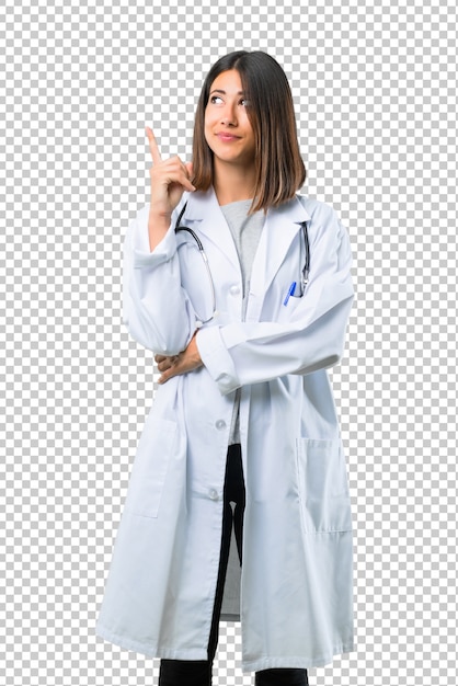 Женщина доктора с стетоскопом указывая с указательным пальцем отличная идея и смотря вверх