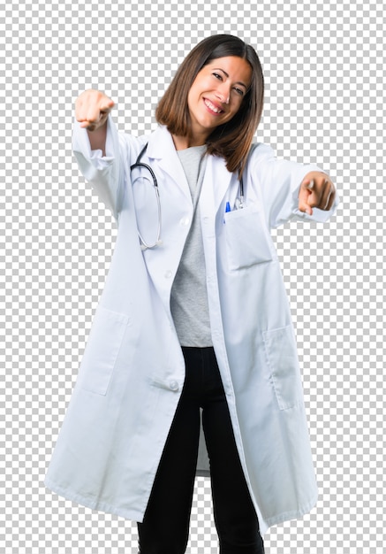 Доктор женщина со стетоскопом указывает пальцем на вас во время улыбки