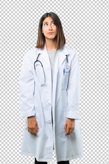 Medico donna con stand stetoscopio e alzando lo sguardo con la faccia seria