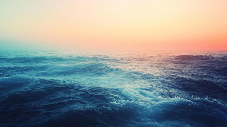 PSD dramatische oceaangolven bij zonsondergang nevelige kleurrijke lucht