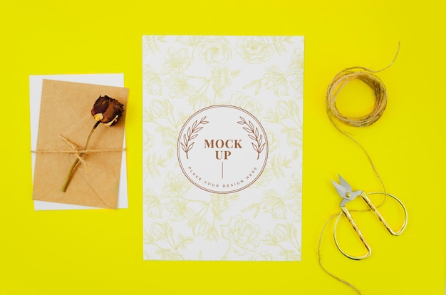 Rosa appassita su lettere botaniche mock-up