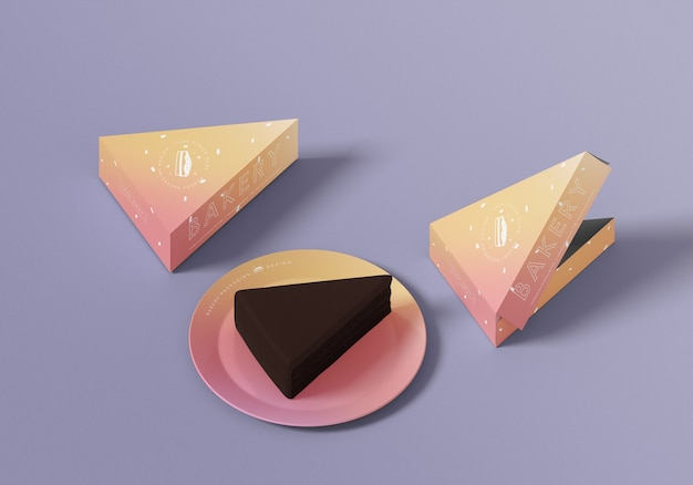Driehoekige cakeplak met papieren verpakking met kleurovergang