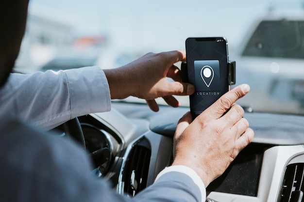 Driver using mobile phone for navigation