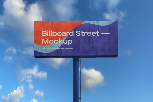 Duża makieta billboardu na błękitnym niebie z chmurami