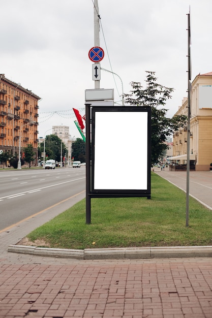 Duża tarcza do reklamy zewnętrznej, instalowana wzdłuż autostrad, ulic i zatłoczonego miejsca